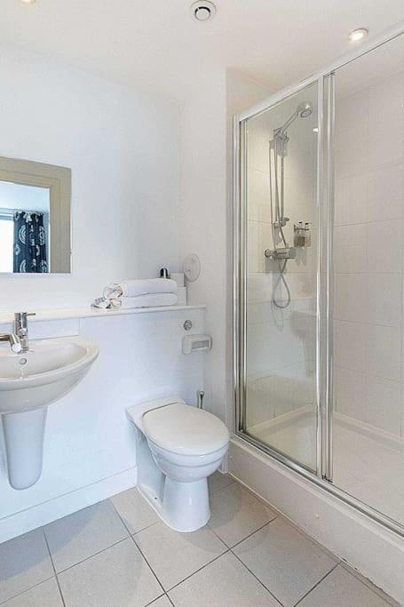Modern 2 Bed Apartment With Stunning Seaside View EDI Exterior foto